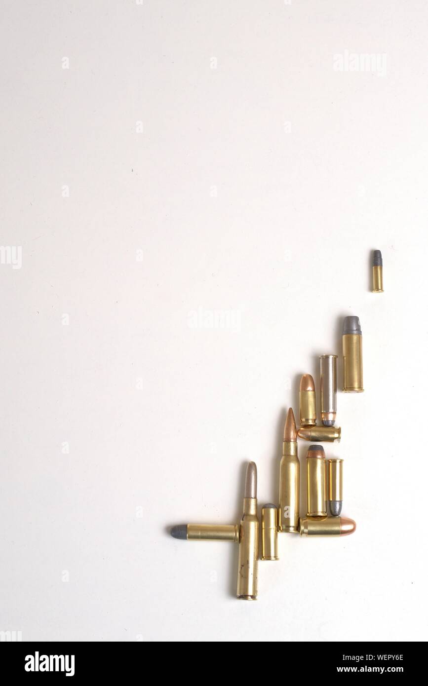 Collage von Kugeln verschiedener Kaliber auf einem weißen Hintergrund. Es gibt verschiedene Arten von Kugeln: Full metal jacket, weiche, runde Nase, keine Stockfoto