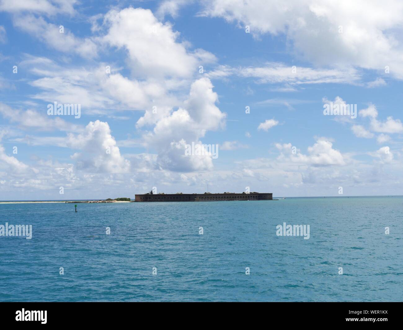 Weite Einstellung mit Fort Jefferson in der Ferne, Dry Tortugas, Florida. Stockfoto