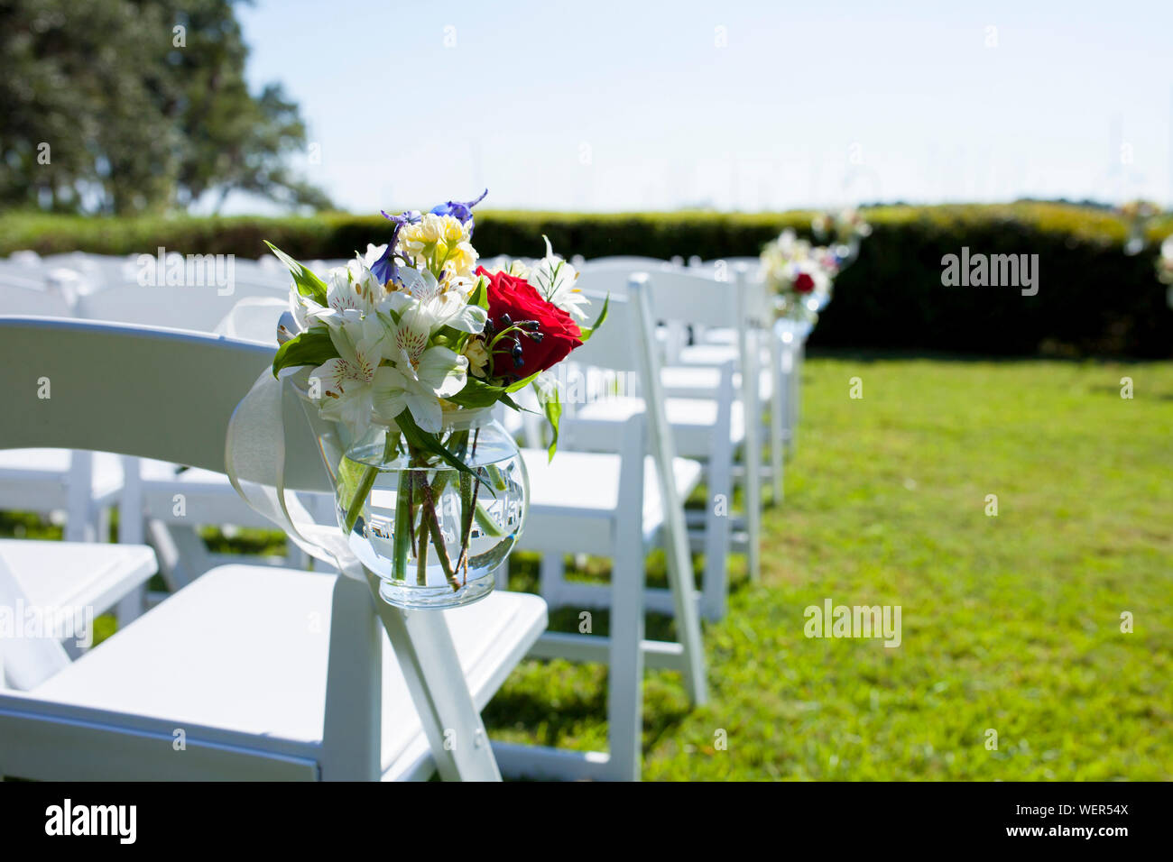 Hängende Blumen Dekoration Stühle bei der Hochzeit Website Stockfoto