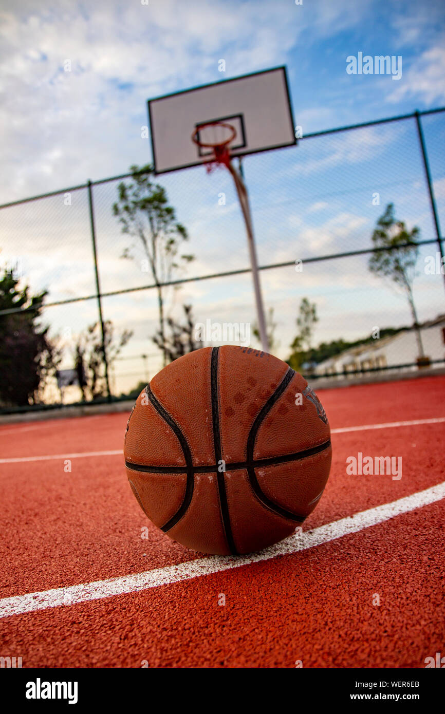 Basketball und einem Korb im Freien Gericht mit bewölkt blauer Himmel. Stockfoto