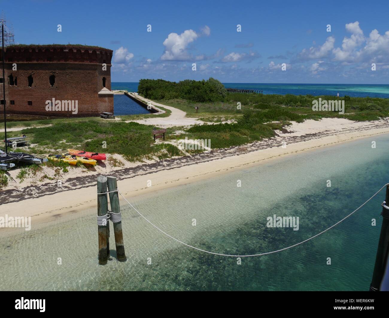 Weiten Blick auf den Ozean mit einer Seite von Fort Jefferson durch einen Graben in der Dry Tortugas National Park, Florida geschützt. Stockfoto