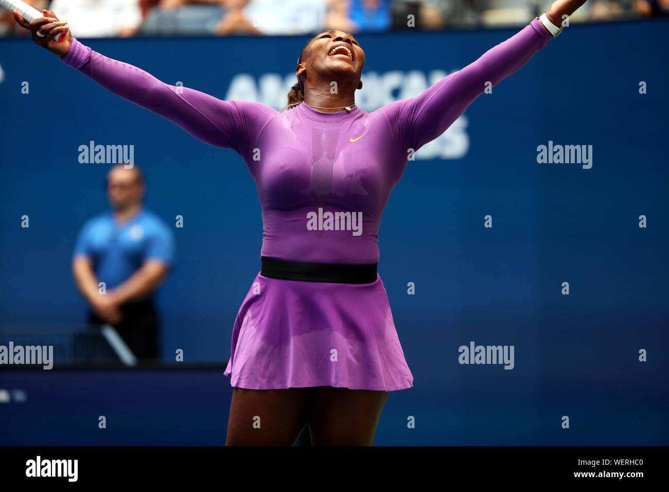 New York, Vereinigte Staaten. 30 Aug, 2019. Flushing Meadows, New York, Vereinigte Staaten - 30 August 2019. Serena Williams, die Nummer 8 Samen, feiert einen Punkt gegen Karolina Muchovza der Tschechischen Republik während der dritten Runde bei den US Open in Flushing Meadows, New York. Williams gewann das Match in zwei Sätzen. Quelle: Adam Stoltman/Alamy Leben Nachrichten Quelle: Adam Stoltman/Alamy leben Nachrichten Stockfoto