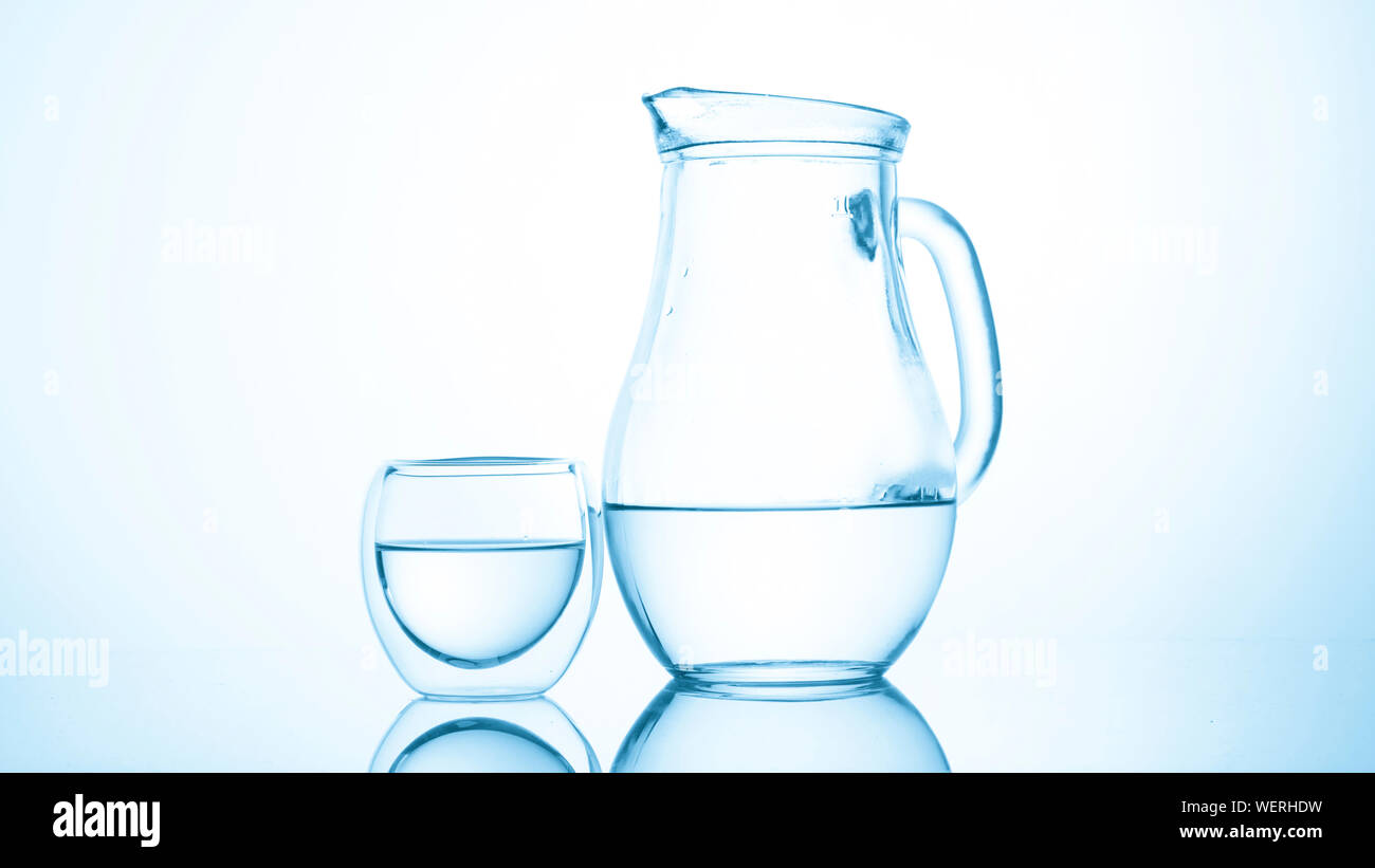 Krug und Glas Wasser Stockfoto