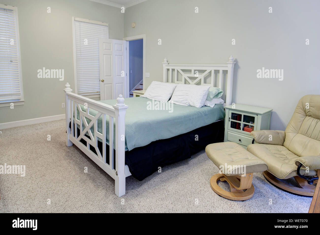Einfache Zimmer in neutralen Farben Stockfoto