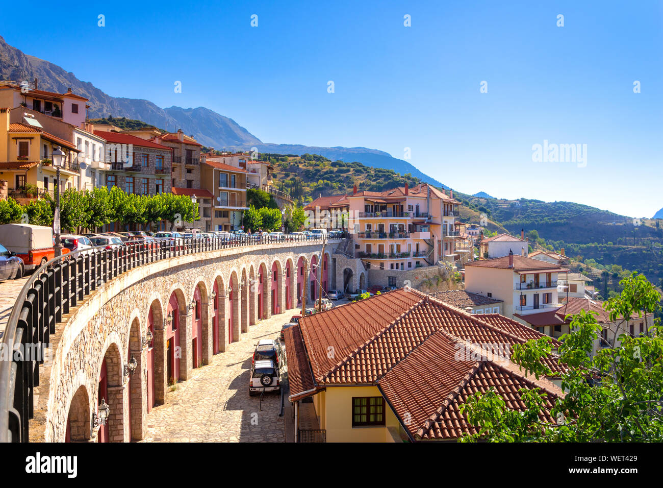 Malerischer Blick auf Arachova Dorf. Arachova ist berühmt für seine Panoramaaussicht, bergauf, kleine Häuser und die gepflasterten Straßen zeigen eine malerische Architektur Stockfoto