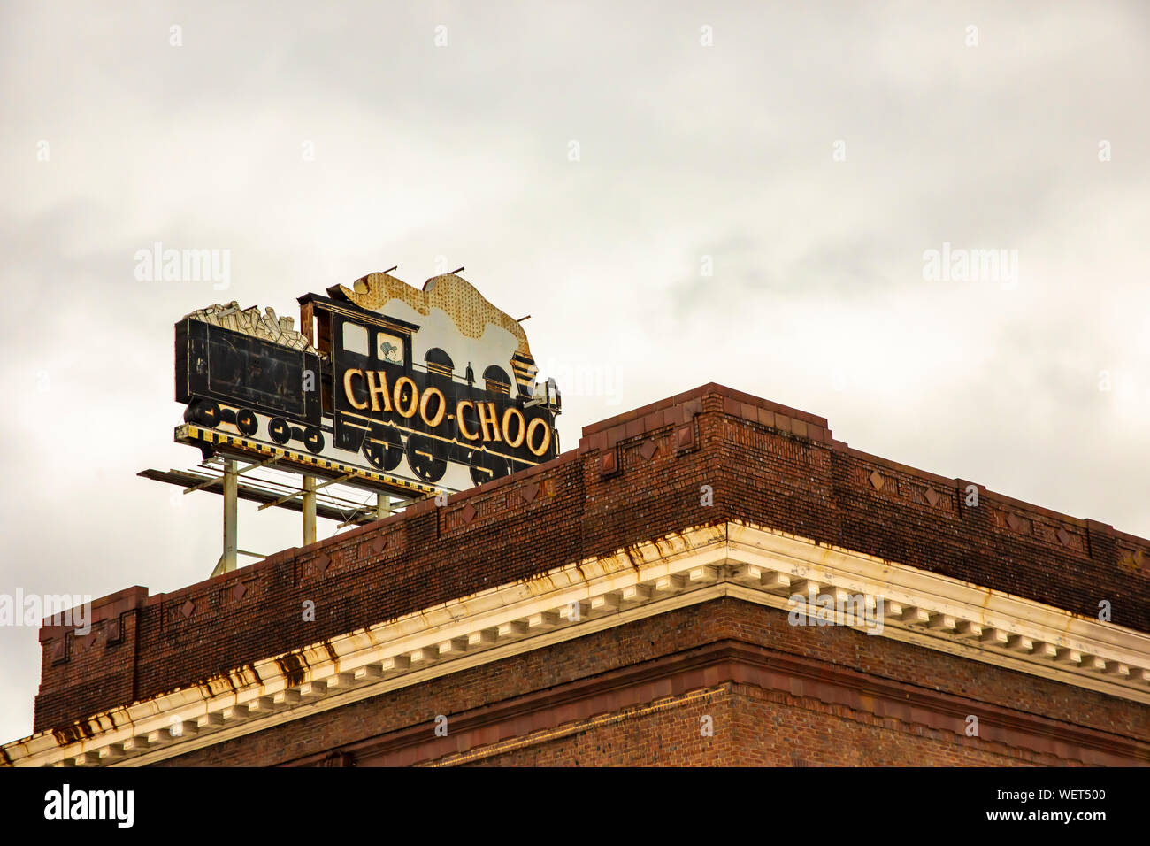 Chattanooga, TN, USA - 25. August 2019: Zeichen für Chattanooga Choo Choo Hotel auf Sehenswürdigkeit Bahnhof in Tennessee. Stockfoto