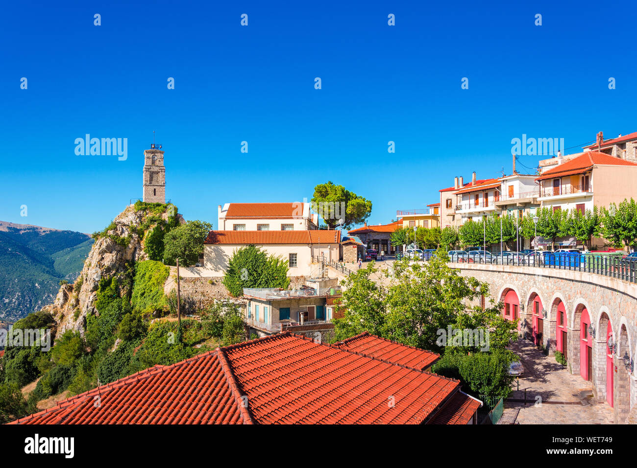 Malerischer Blick auf Arachova Dorf. Arachova ist berühmt für seine Panoramaaussicht, bergauf, kleine Häuser und die gepflasterten Straßen zeigen eine malerische Architektur Stockfoto