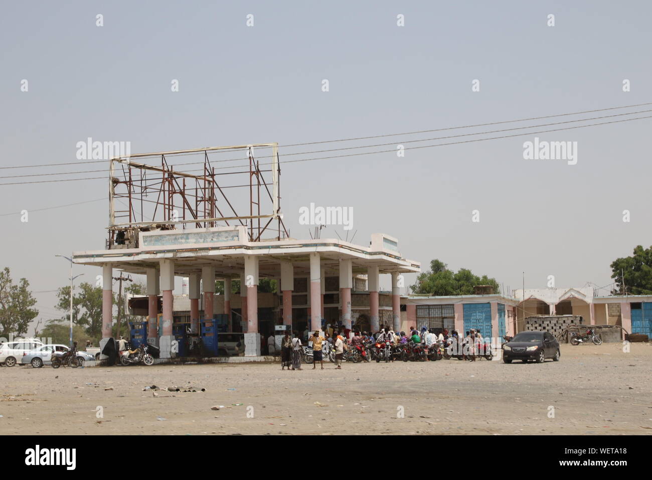 (190830) - ABYAN (Jemen), August 30, 2019 (Xinhua) - die Einheimischen sind bei einer Öltemperatur station in Zinjibar Stadt der südlichen Provinz Abyan, Jemen, am 12.08.30, 2019 gesehen. Folgenden Tagen intensiven Kämpfen zwischen der jemenitischen Regierung und militärischen Einheiten des Südlichen Übergangsrat (STC) ausbrach, das Leben hat mehrere wichtige Städte in unruhigen Süden des Landes zurück. Gehen MIT "Funktion: Das Leben kehrt in die südlichen Städte Jemens gesteuert von den südlichen Kräfte' (Str/Xinhua) Stockfoto