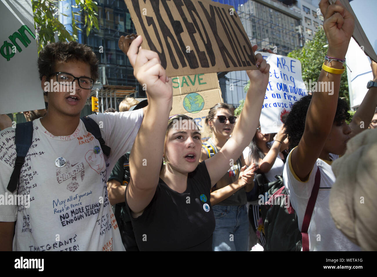 New York, New York, USA. 30 Aug, 2019. Klima Streik Aktivisten Spaziergang entlang der First Avenue in während eines stadtweiten Klima Streik in der Nähe der Vereinten Nationen in New York, New York. Die Demonstranten verband später für eine Rallye mit 16 Jahre alten schwedischen Klimagerechtigkeit Aktivistin Greta Thunberg. Credit: Brian Zweig Preis/ZUMA Draht/Alamy leben Nachrichten Stockfoto