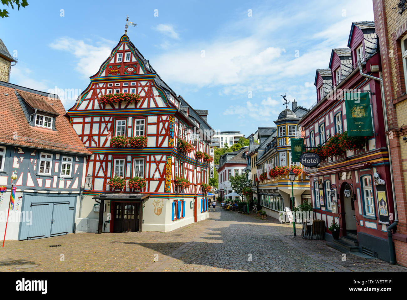 29. August 2019: Bunte Fachwerkhäuser (Fachwerkhaus), Haus, Häuser, Hotel, Restaurant in der Nähe Marktplatz in Idstein, Hessen (Hessen), Deutschland. In der Nähe Stockfoto