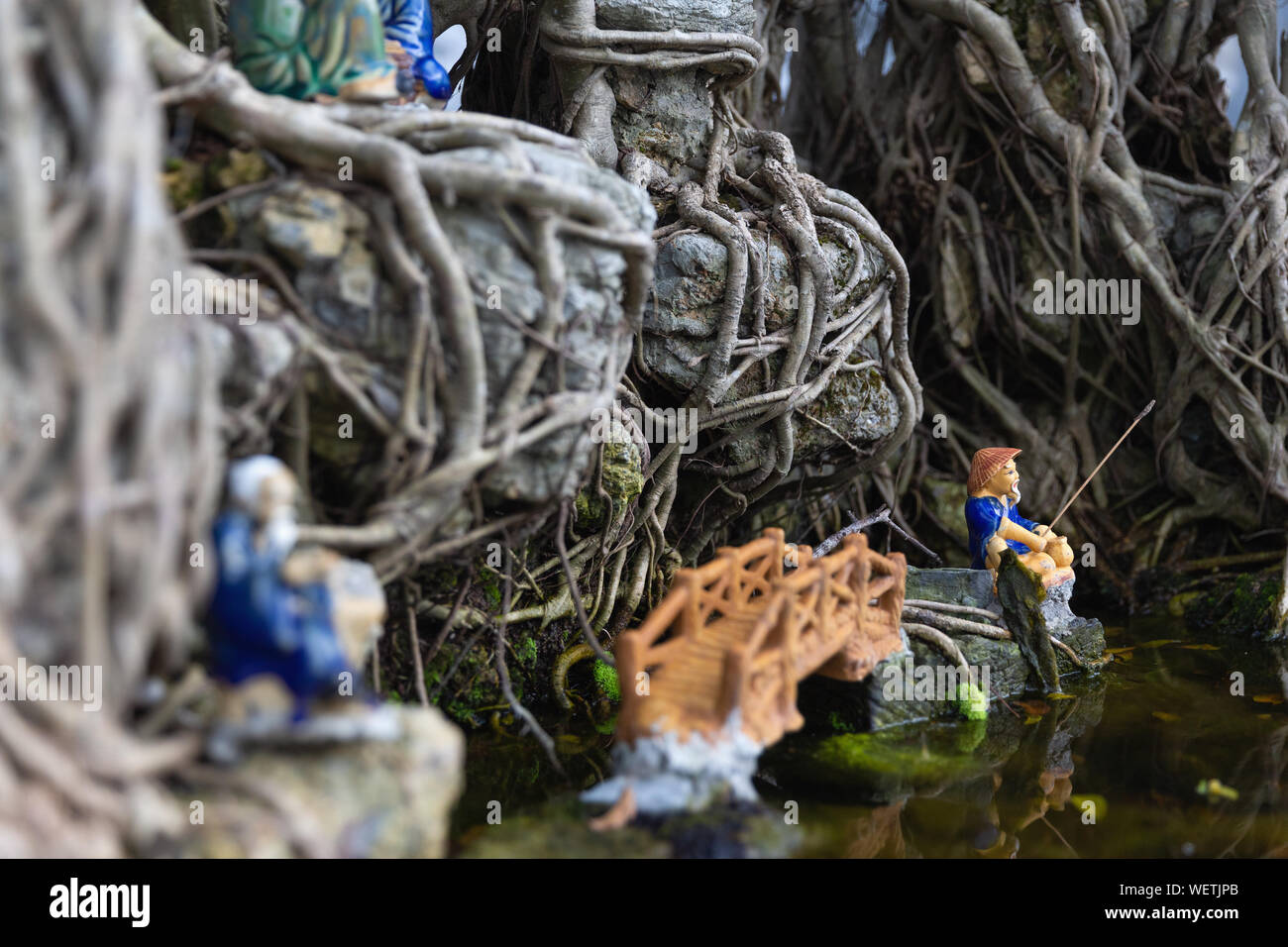 Miniatur Fisherman Figürchen in Bonsai Baum, Bai Dinh Tempel spirituellen und kulturellen Komplex, Provinz Ninh Binh, Vietnam, Asien Stockfoto