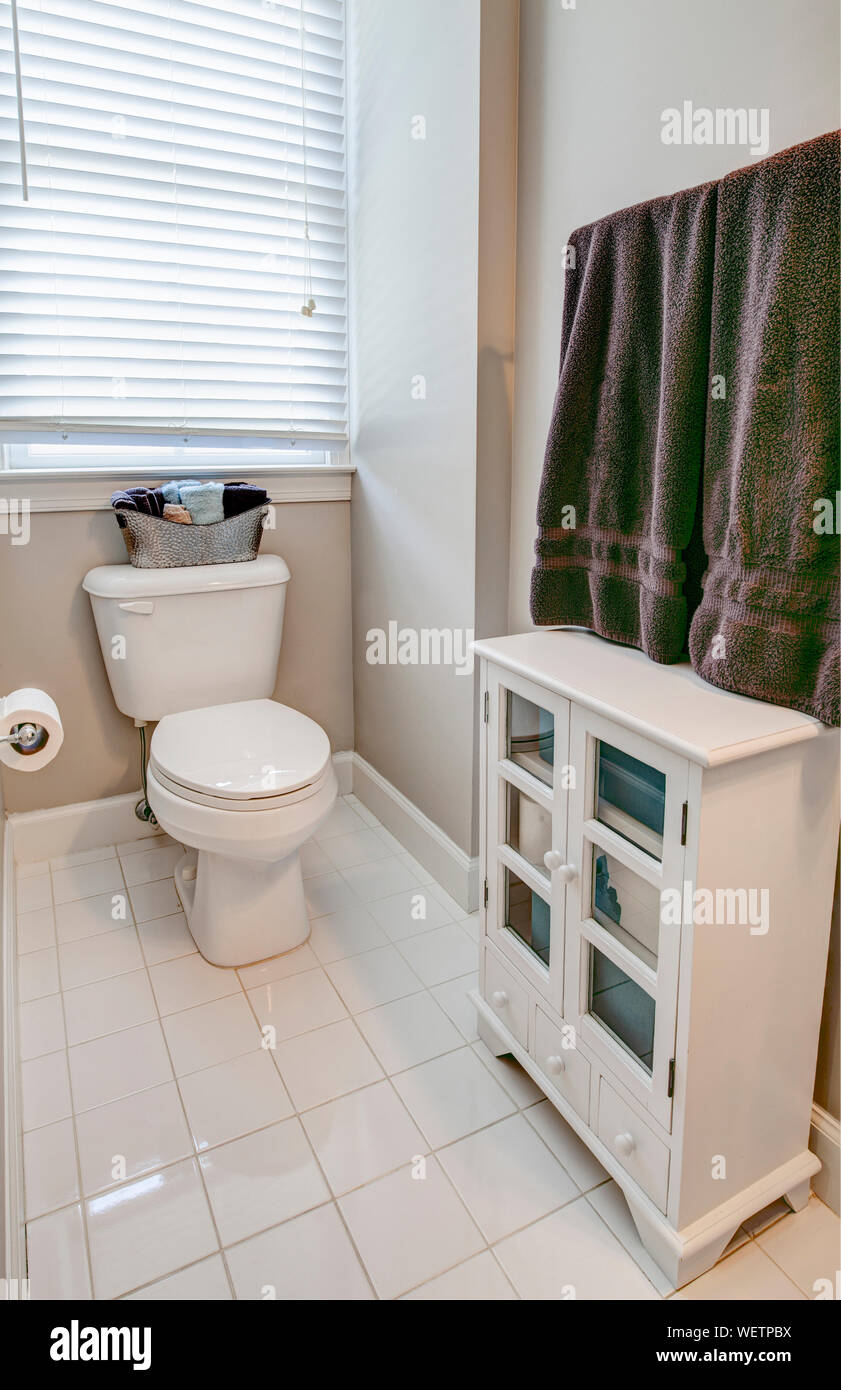 Einfache Pension halbe Badezimmer mit weißen Fliesen Stockfoto