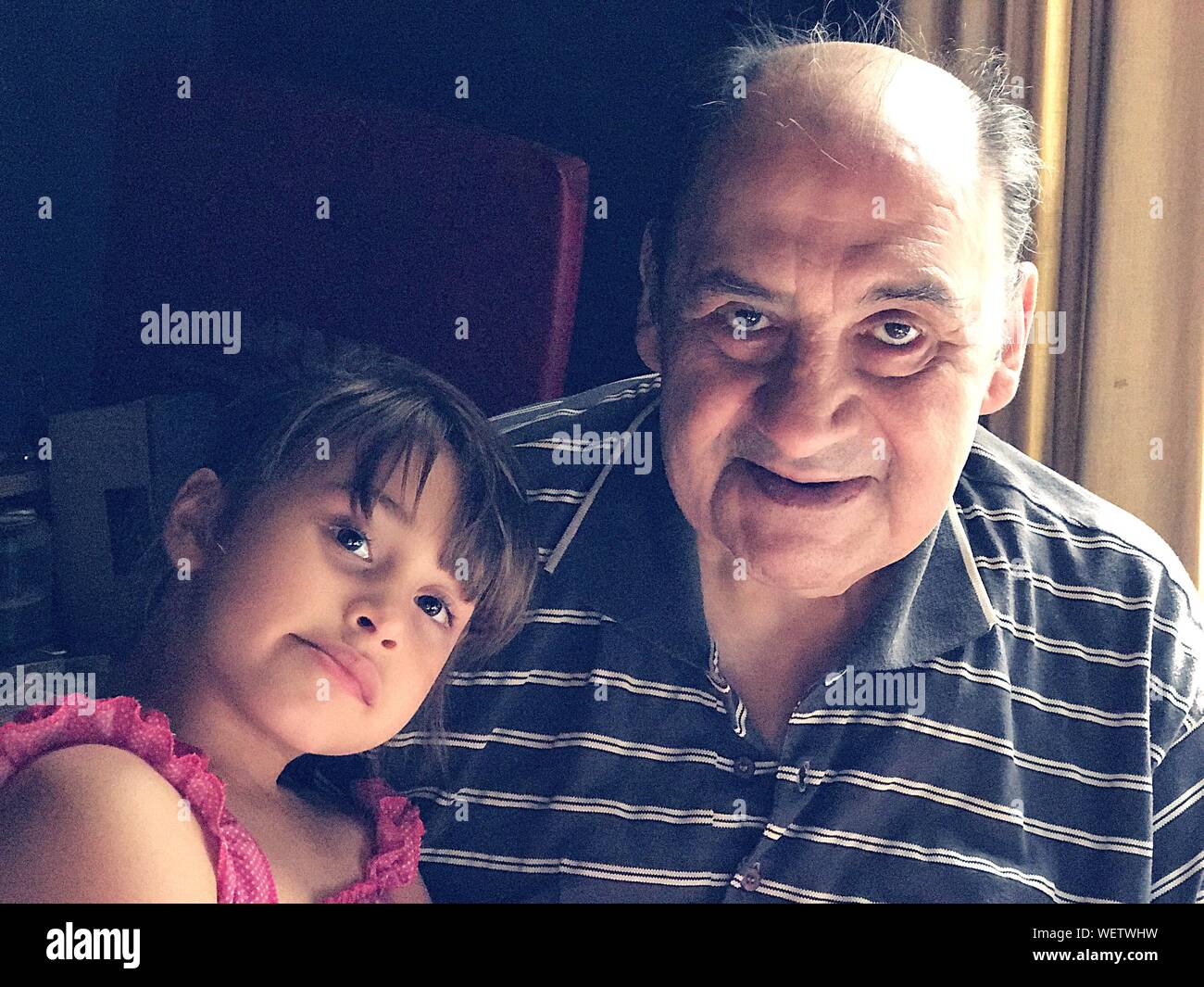Portrait von lächelnden Großvater mit Enkeltochter zu Hause Stockfoto