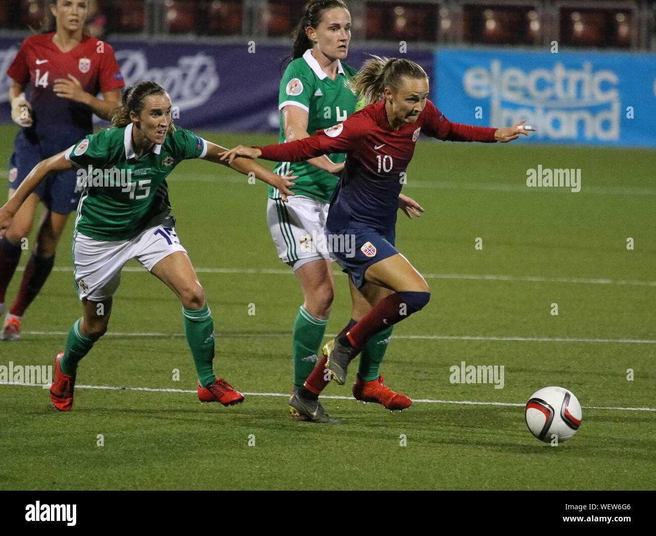 Seaview Stadion, Belfast, Nordirland, Vereinigtes Königreich. 30. August 2019. Die UEFA Euro 2021 Qualifier: Nordirland (grün) v Norwegen. Aktion von heute Abend Spiel. Caroline Graham Hansen zählte ein Hattrick für Norwegen. Credit: David Hunter/Alamy Leben Nachrichten. Stockfoto