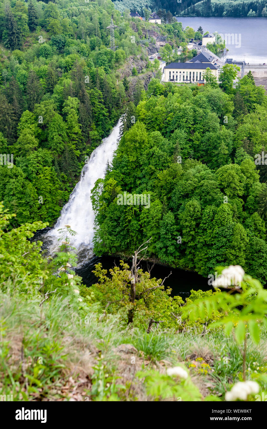 Führen Bohrung Dam ist ein congrete Damm über die Berge und Saale, Überlauf, seltenen Fall, Saalburg, Thüringen, Deutschland Stockfoto