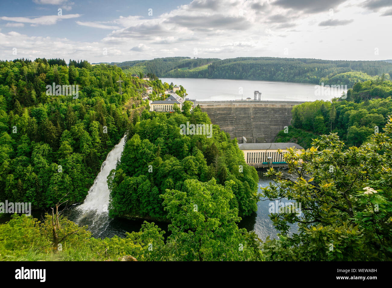 Führen Bohrung Dam ist ein congrete Damm über die Berge und Saale, Überlauf, seltenen Fall, Saalburg, Thüringen, Deutschland Stockfoto