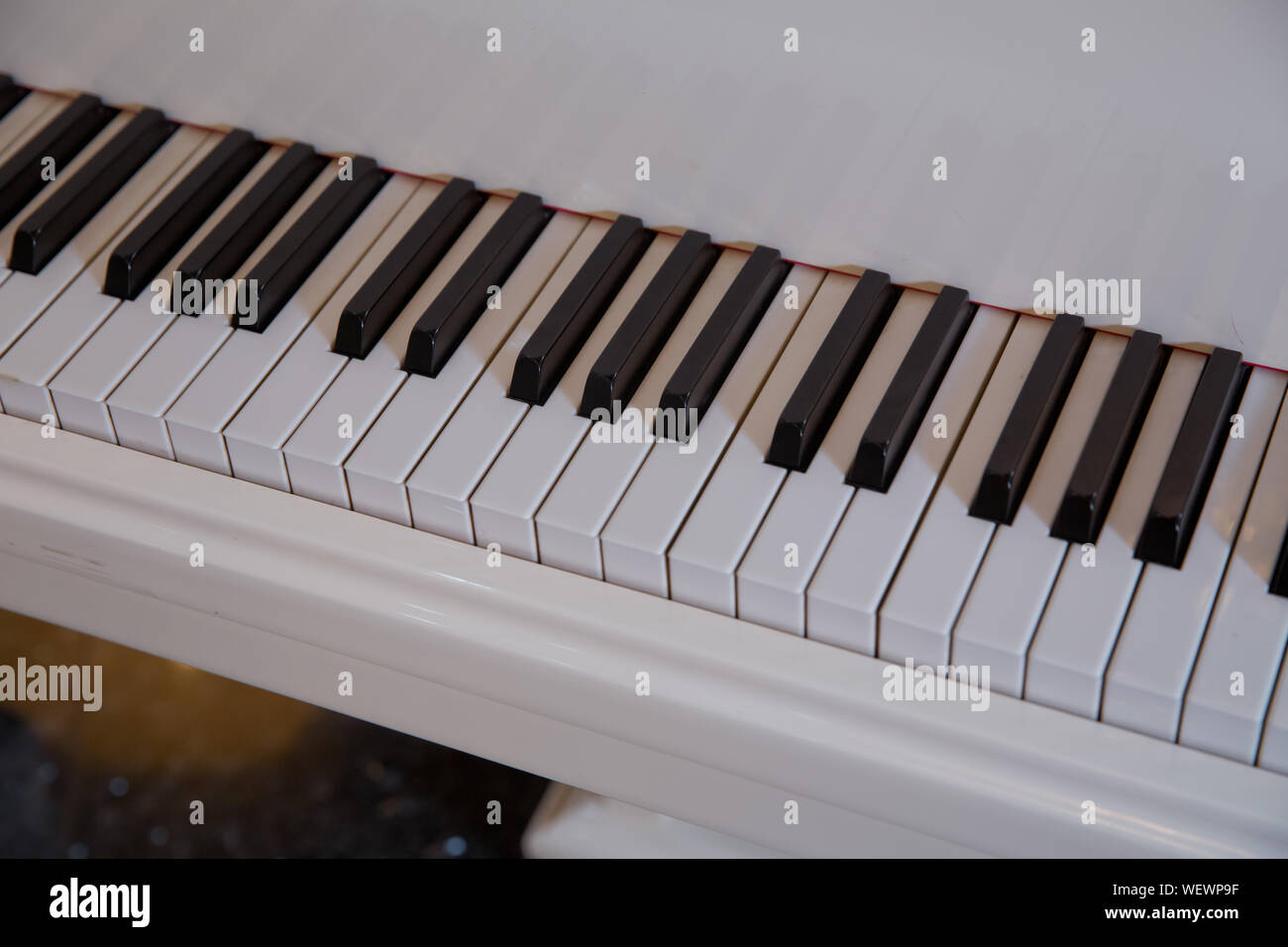Grand Piano Keyboard mit glänzend schwarzen und weißen Tasten als Hintergrundmusik in weiten Panoramablick banner Format, ausgewählte konzentrieren, enge Tiefenschärfe Stockfoto