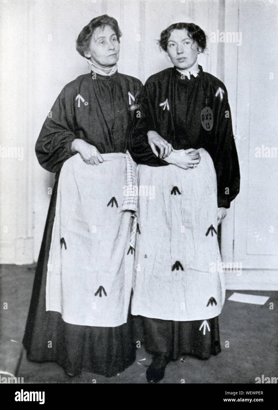 PEFA 1094, Pankhursts im Gefängnis Kleidung, 1908 Foto von Frau Emmeline und Miss Christobel an ihre Haft nach den Demonstrationen in Westminster im Oktober Stockfoto