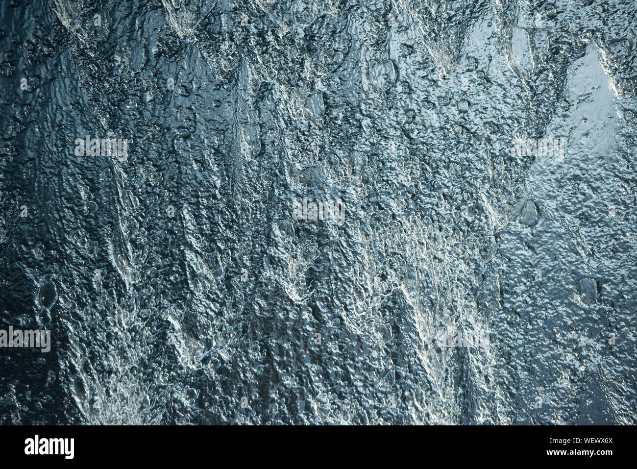 Blau alle über Hintergrund Wasserwand mit streaming Wasser und Luftblasen Stockfoto