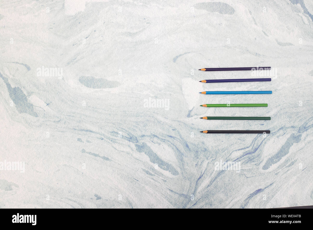 Buntstifte auf den Tisch für die Kunst arbeiten Stockfoto