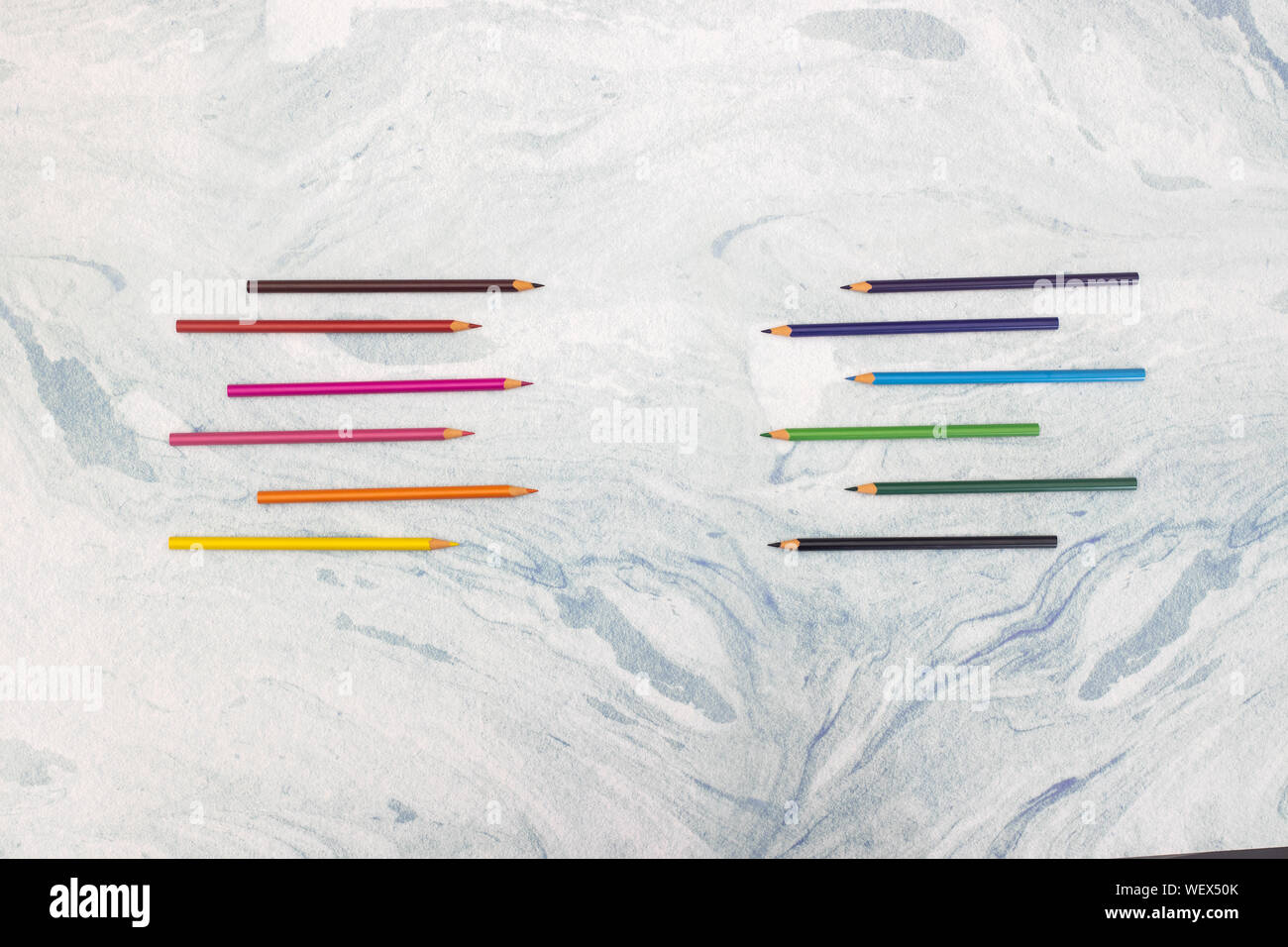 Buntstifte auf den Tisch für die Kunst arbeiten Stockfoto