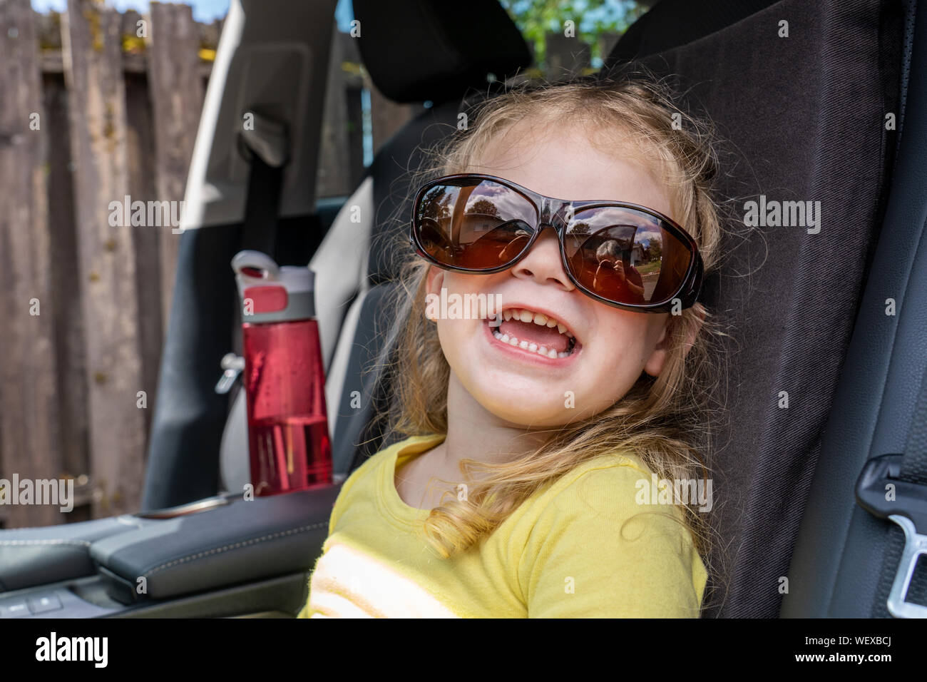 Lily saß in Oma's Auto Modellierung Grandma Sonnenbrille Stockfoto