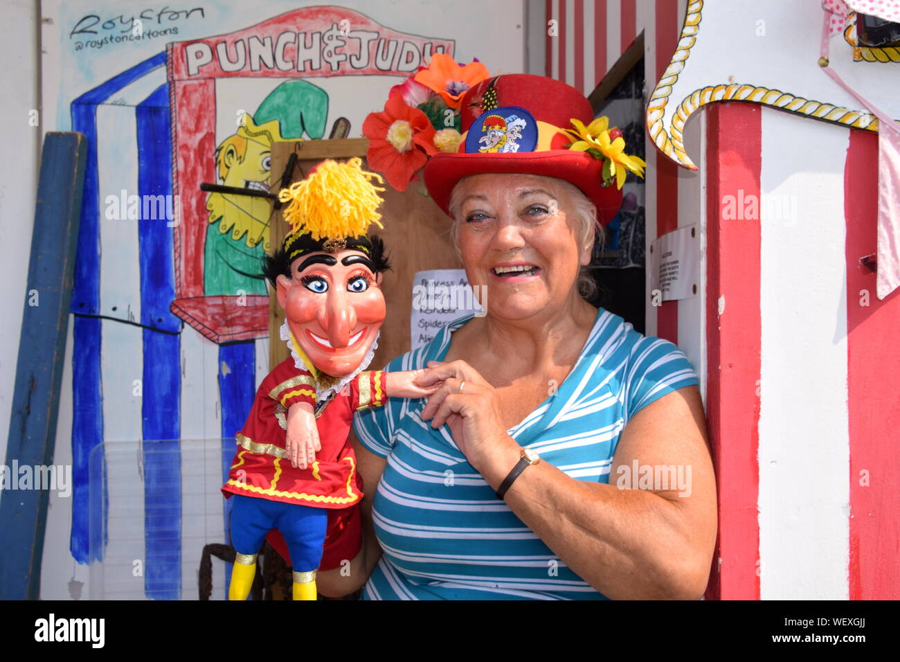 PIP The Magic Clown ist ein Kinderanimateur, der Punch & Judy am Herne Bay Pier im Sommer durchführt. Stockfoto