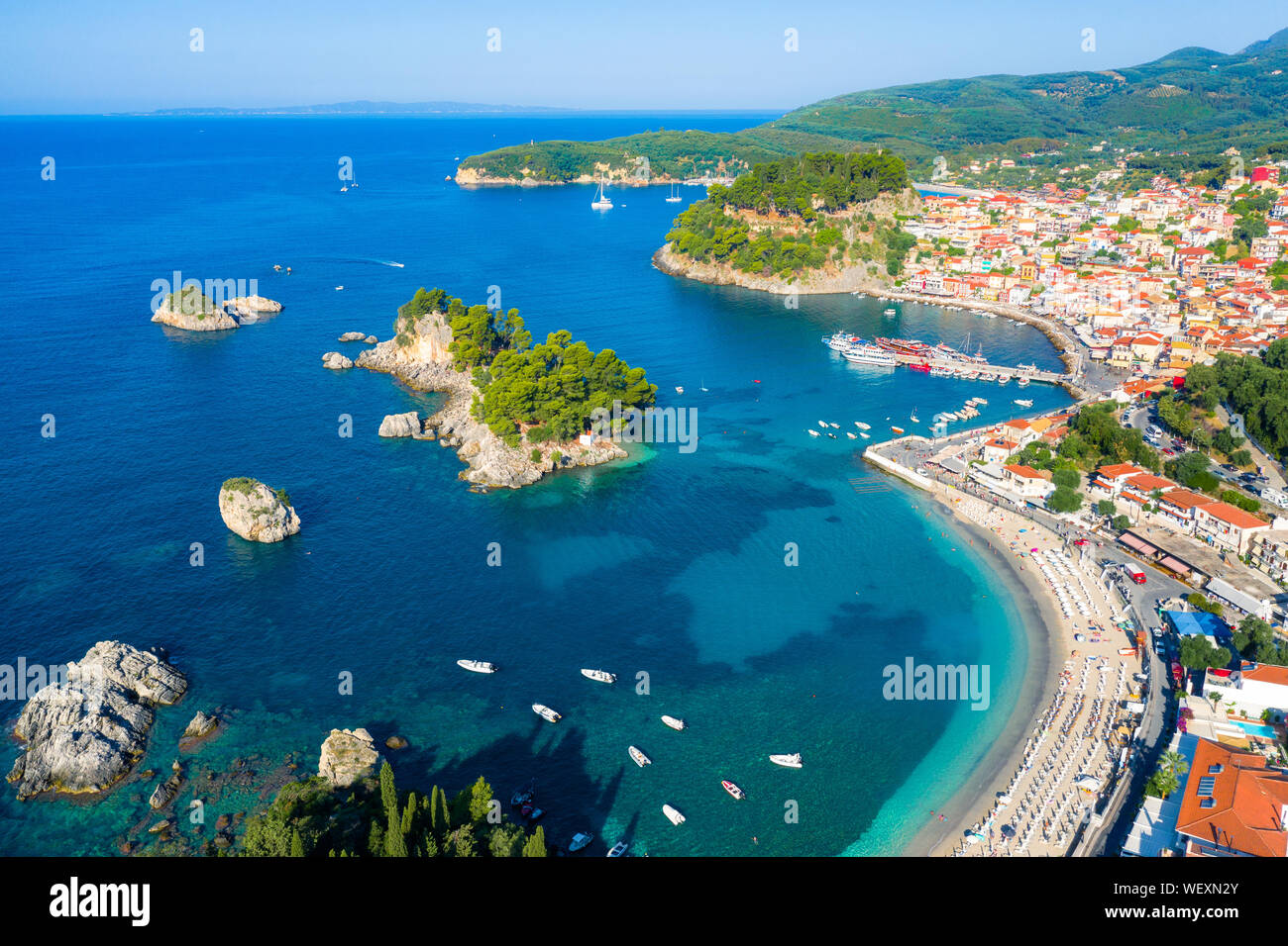 Panoramablick auf die malerische Stadt Parga, Griechenland Stockfoto