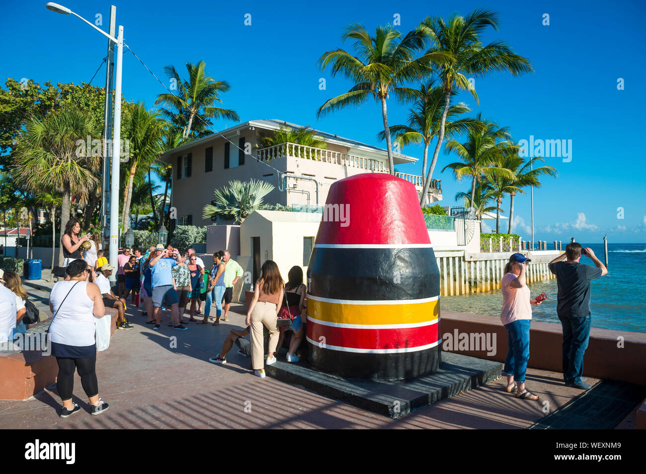 KEY WEST, Florida, USA - 27. JULI 2019: Touristen nehmen Fotos über die bunte Boje markiert den südlichsten Punkt der kontinentalen USA. Stockfoto