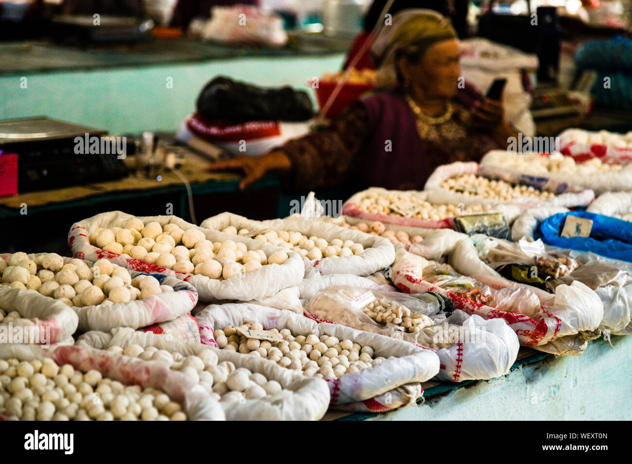 Auf dem Markt in Osch wird eine Vielzahl von Kurut angeboten. Ein dauerhaftes Essen für den Pamir Highway. Die harten salzigen Kugeln basieren auf getrocknetem Joghurt oder sauren Milchmischungen. Kashk auf dem Markt der Stadt Osch, Kirgisistan Stockfoto