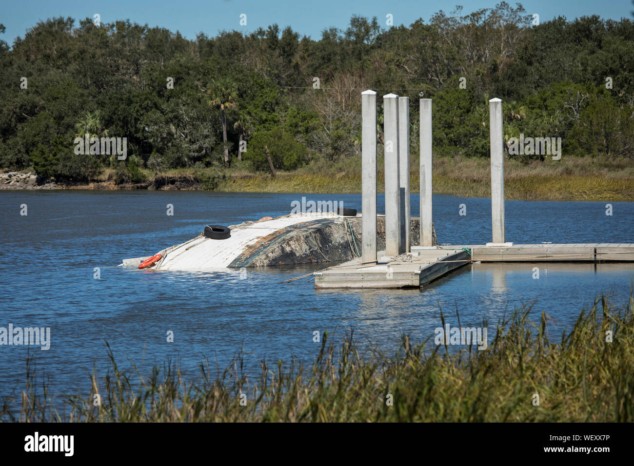 Umgeworfen Fischerboot aus Hurrikan Matthäus in South Carolina Stockfoto