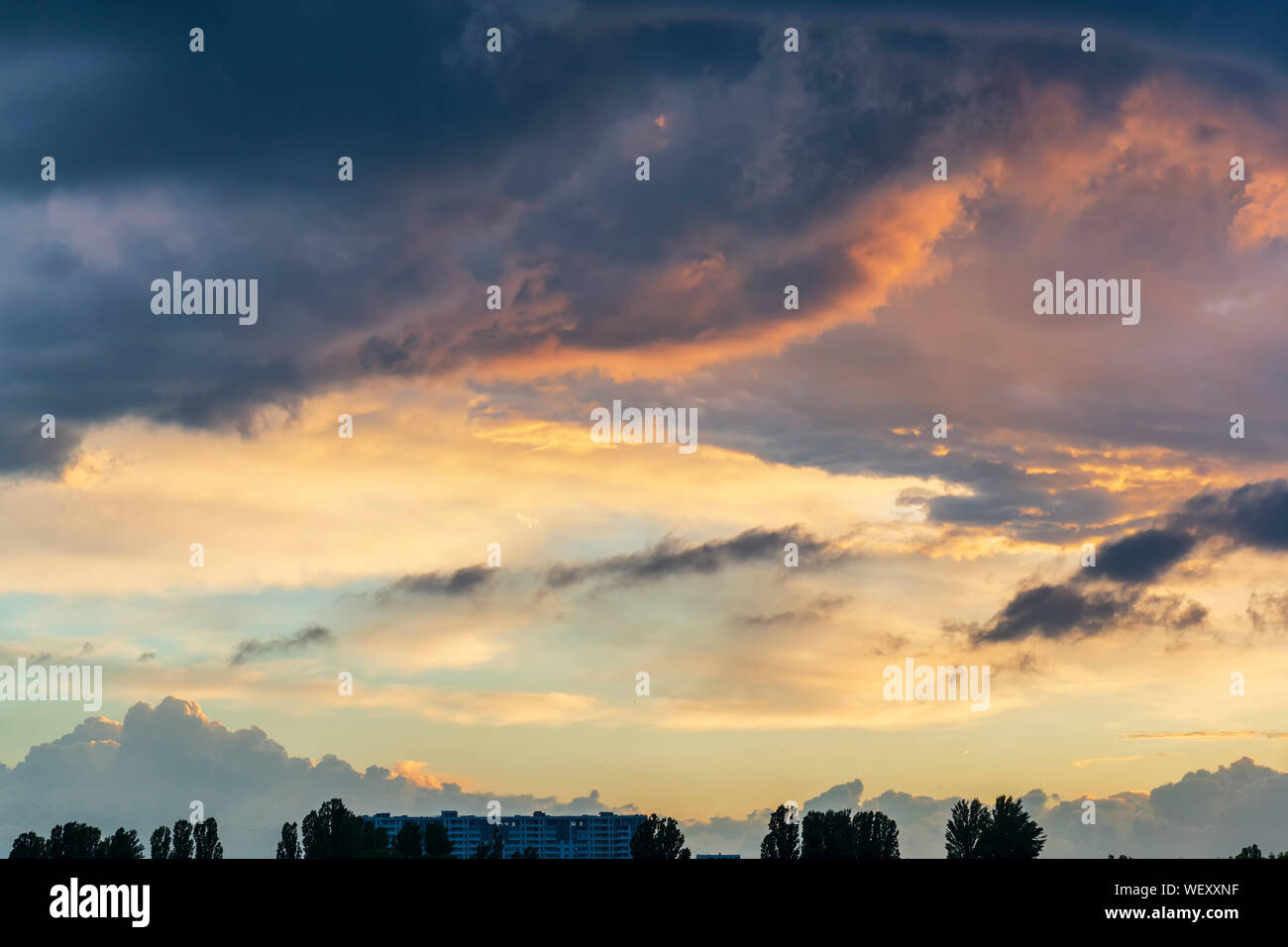 Dramatischer Sonnenuntergang über die Dächer der Stadt. Kiew, Ukraine Stockfoto