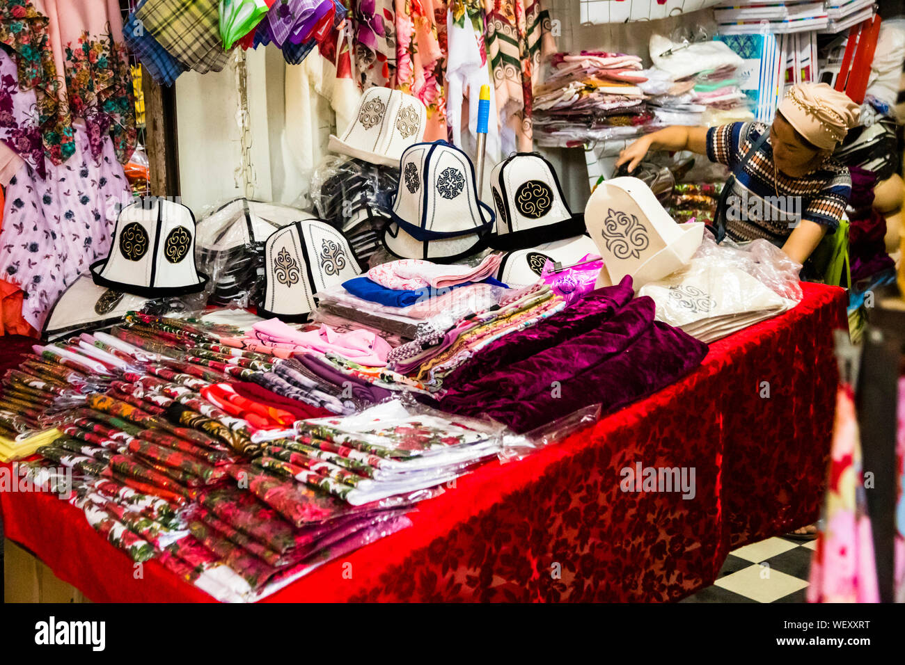 Der Kalpak ist der typischste Teil der traditionellen Männertracht in Kirgisistan (Stadt Osch) Stockfoto