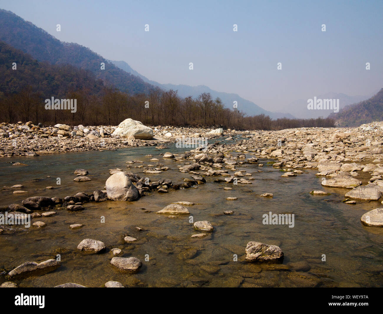 Ladhya Fluss, bekannt durch Jim Corbett im Buch Menschenfresser von Kumaon, Kumaon Hügel, Uttarakhand, Indien Stockfoto