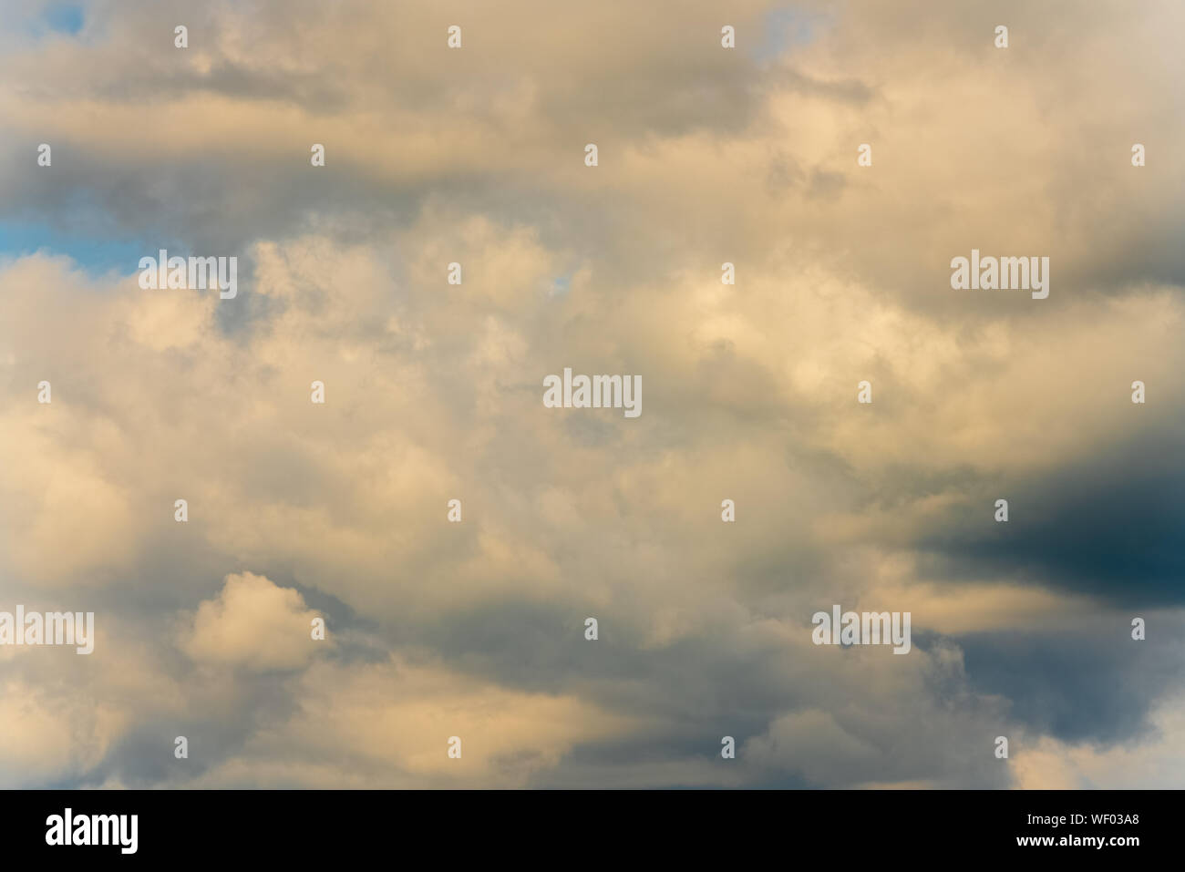 Atemberaubende Sommer cloud Scape - natürliche Meteorologie Zusammenfassung Hintergrund Wolken über Sky Wetter zu ändern. Stockfoto