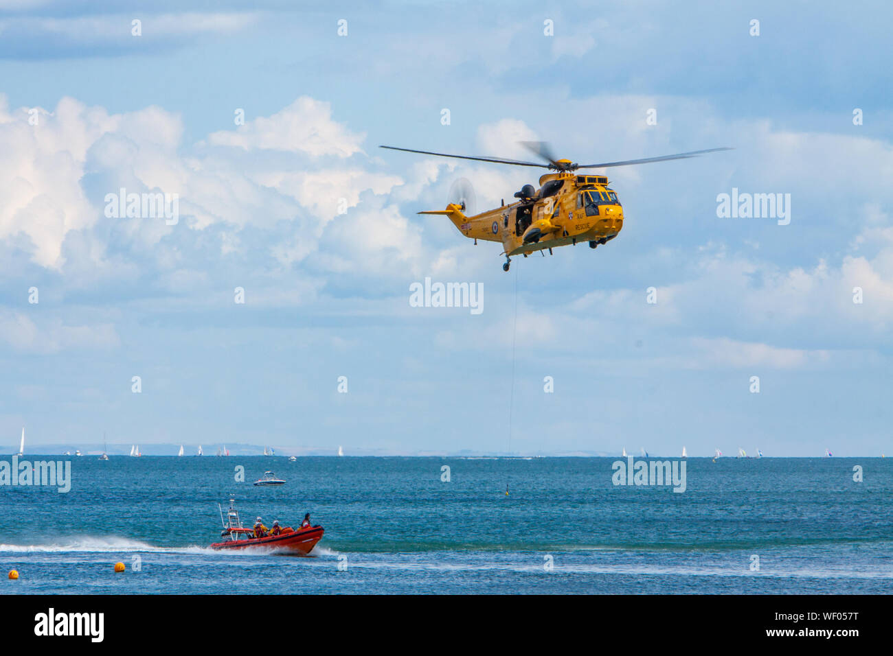 RAF Sea King Hubschrauber und RNLI Atlantic 85 Klasse Inshore Lifeboat Stockfoto