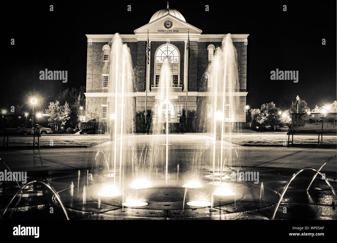 Hier mal einen Blick auf Tupelo Rathaus Gebäude mit Tülle Brunnen Funktion im Vordergrund, in Elvis Heimatstadt, Tupelo, MS, USA, Sepia Stockfoto