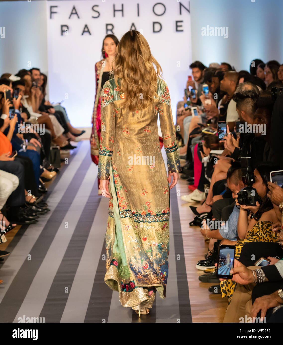 Manhattan, New York, USA - 27. August 2019: Fashion Parade bei Christie's. South Asian Designs Stockfoto