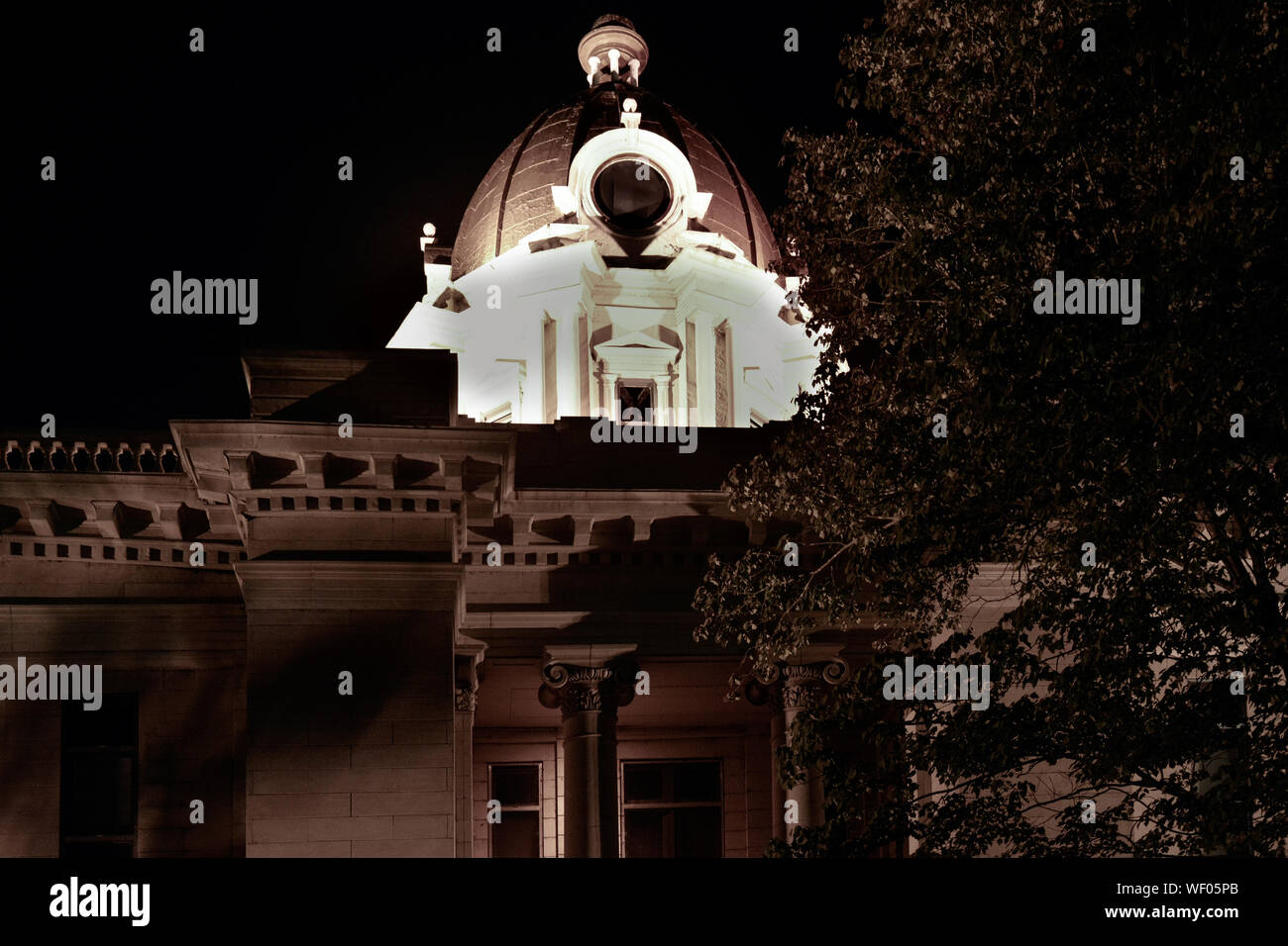 Hier mal einen Blick auf die Oberseite des Tupelo Rathaus Gebäude mit einer Kuppel und runden Fenstern, mit Spotlight in Elvis Heimatstadt, Tupelo, MS, USA, Stockfoto