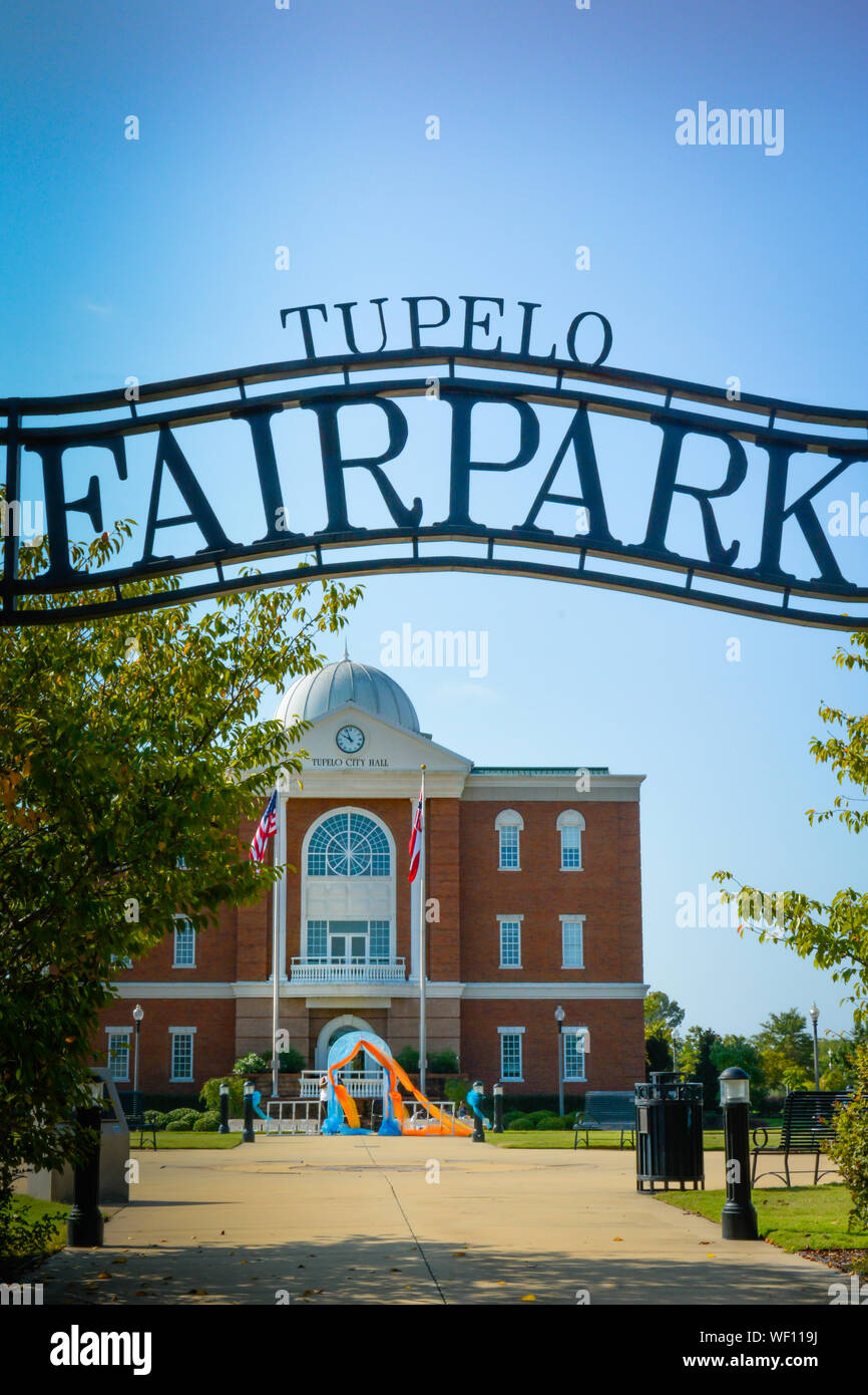 Ein Blick auf das overhead Metall Zeichen für Tupelo Fair Park vor dem Tupelo Rathaus Gebäude, Elvis Presley vorgeformte seine 1956 Homecoming Konzert Stockfoto