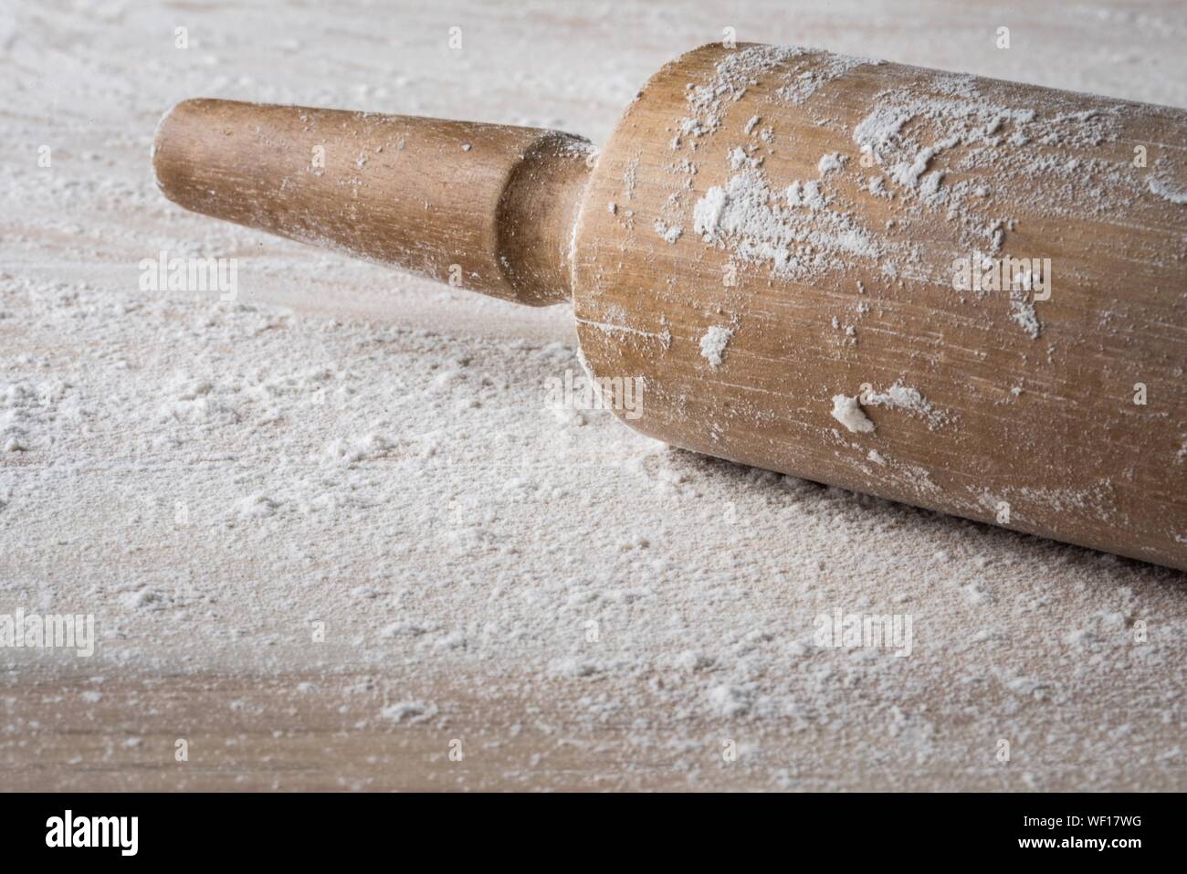 In der Nähe von Holz- Rolling Pin mit Mehl auf den Tisch Stockfoto