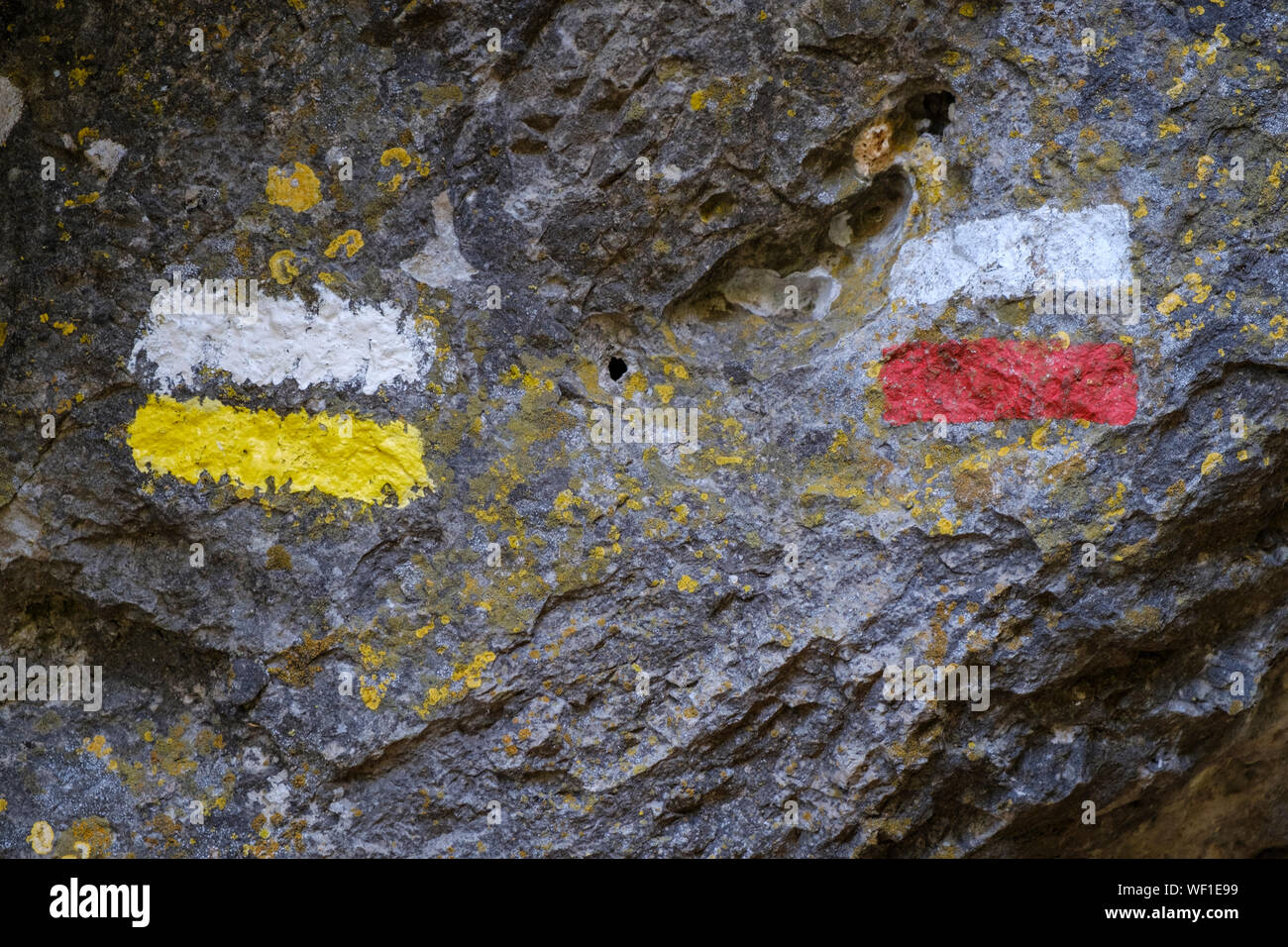 GR (weiße und rote Streifen) und PR (weiße und gelbe Streifen) Wanderweg Markierung auf einem Felsen, der richtige Weg für Wanderer zu gehen Stockfoto