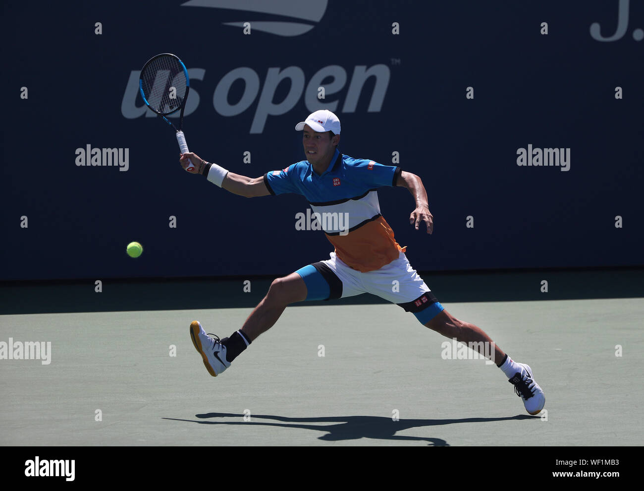 Flushing Meadows, New York, United States. 30 Aug, 2019. Ken Nishikori von Japan gibt einen Schuß zu Alex de Minaur von Australien während der dritten Runde bei den US Open in Flushing Meadows, New York.de Minaur in vier Sätzen in die nächste Runde zu gelangen. Quelle: Adam Stoltman/Alamy leben Nachrichten Stockfoto
