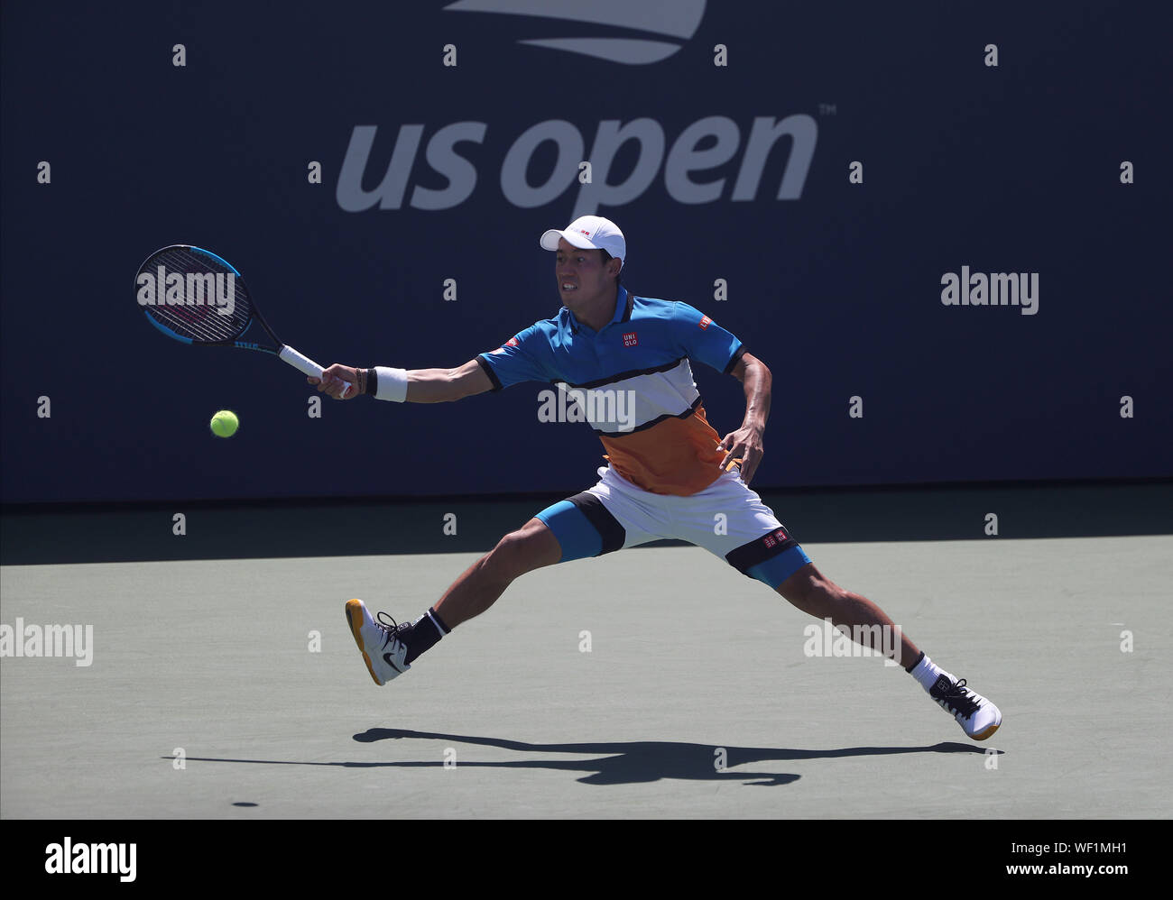 Flushing Meadows, New York, United States. 30 Aug, 2019. Ken Nishikori von Japan gibt einen Schuß zu Alex de Minaur von Australien während der dritten Runde bei den US Open in Flushing Meadows, New York.de Minaur in vier Sätzen in die nächste Runde zu gelangen. Quelle: Adam Stoltman/Alamy leben Nachrichten Stockfoto