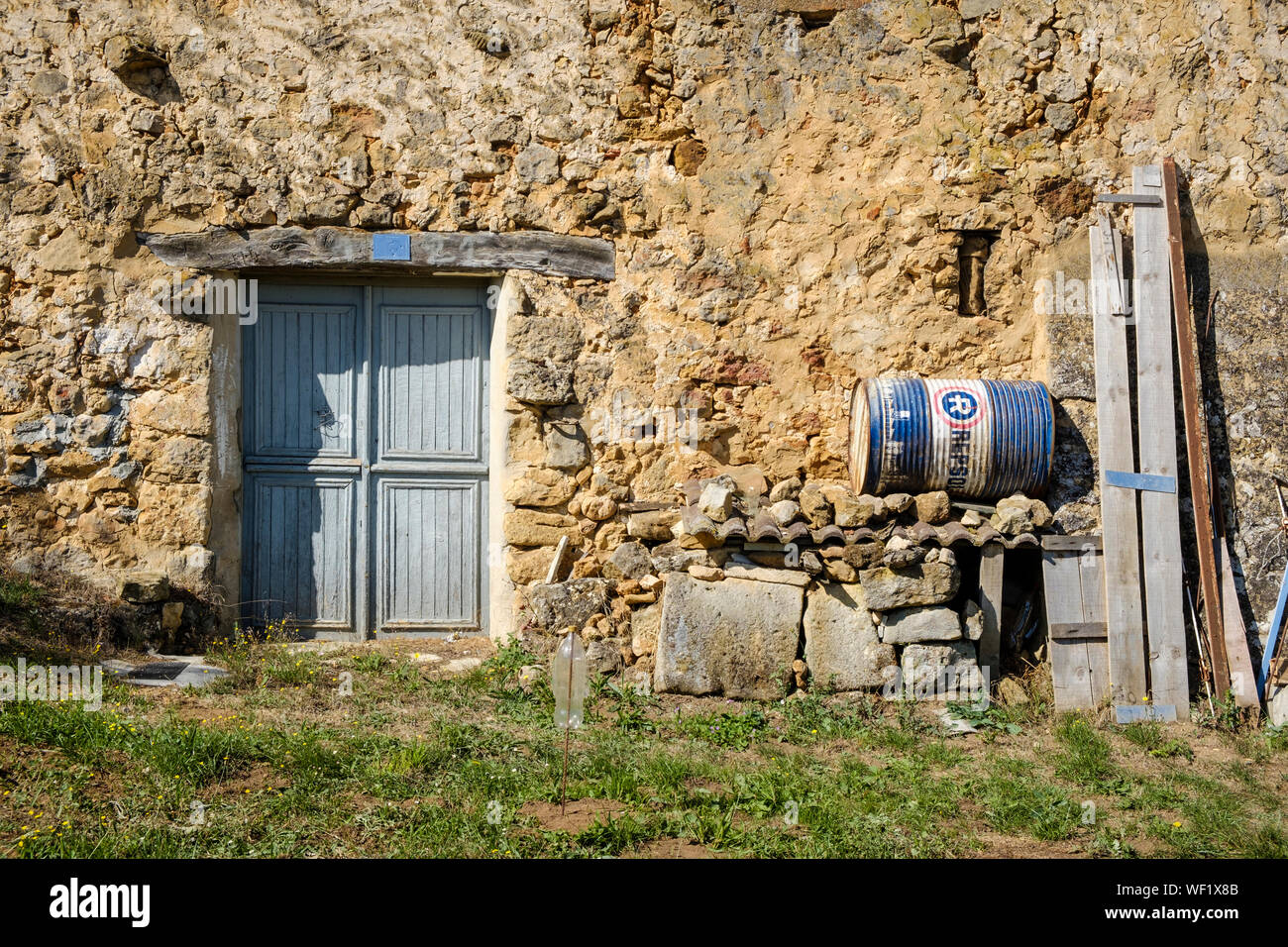 Altes Zeug auf der Terrasse eines Hauses in Villanueva de los Montes, Parque Natural de los Montes Obarenes, Provinz Burgos, Spanien Stockfoto