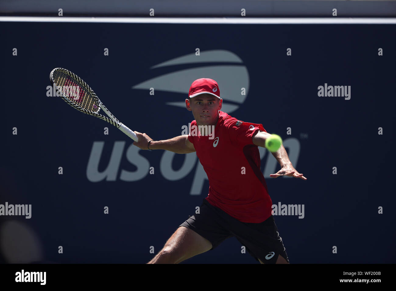 Flushing Meadows, New York, United States. 30 Aug, 2019. Alex de Minaur von Australien gibt einen Schuß zu Kei Nishikori von Japan während ihrer dritten Runde bei den US Open in Flushing Meadows, New York.de Minaur in vier Sätzen in die nächste Runde zu gelangen. Quelle: Adam Stoltman/Alamy leben Nachrichten Stockfoto