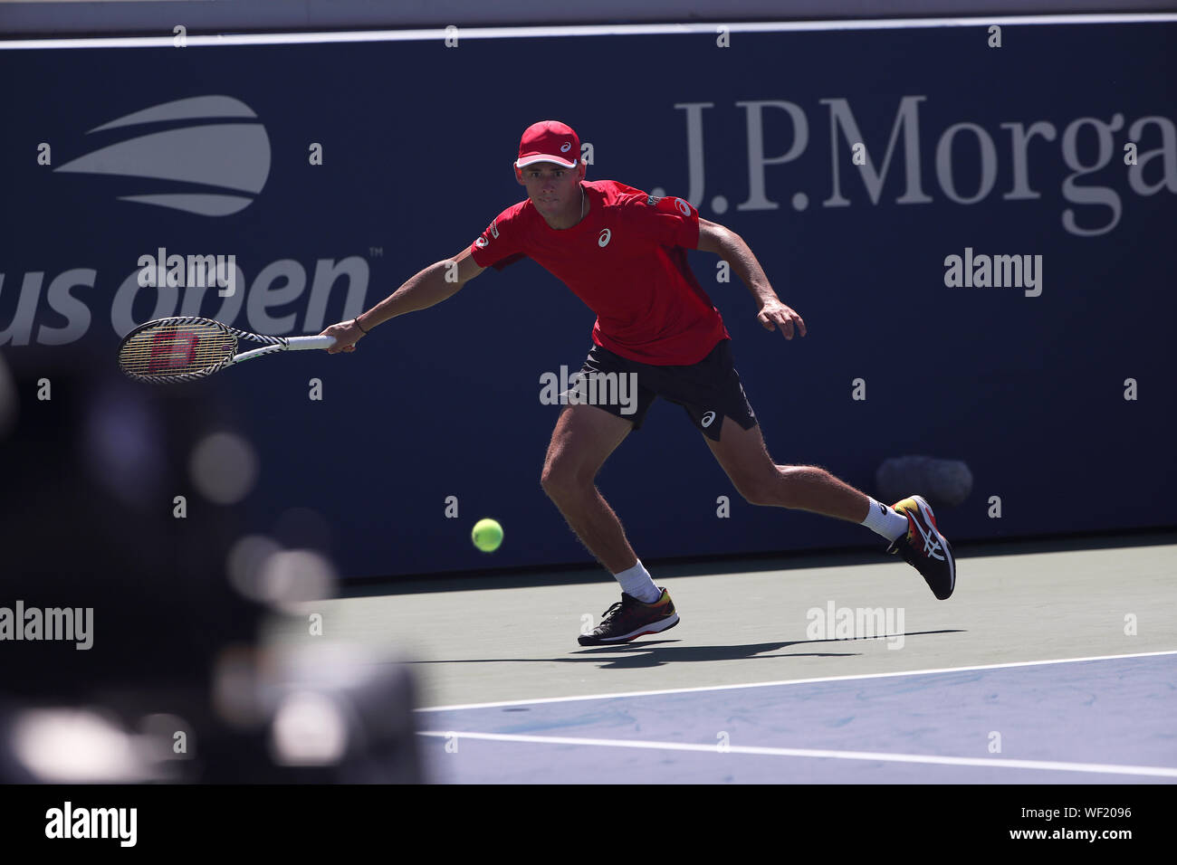Flushing Meadows, New York, United States. 30 Aug, 2019. Alex de Minaur von Australien gibt einen Schuß zu Kei Nishikori von Japan während ihrer dritten Runde bei den US Open in Flushing Meadows, New York.de Minaur in vier Sätzen in die nächste Runde zu gelangen. Quelle: Adam Stoltman/Alamy leben Nachrichten Stockfoto