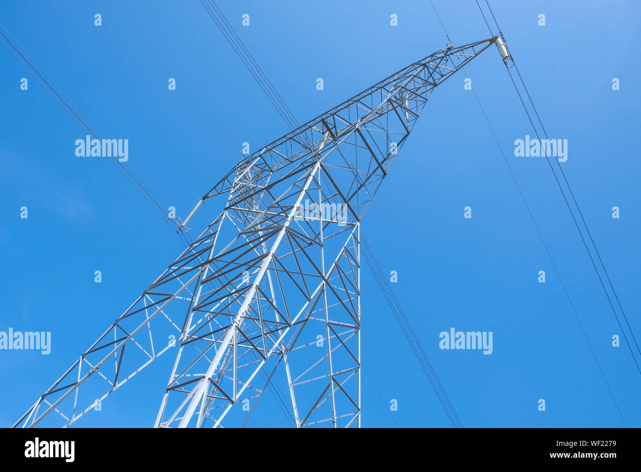 High-Voltage Strom Turm isoliert in blauer Himmel Stockfoto