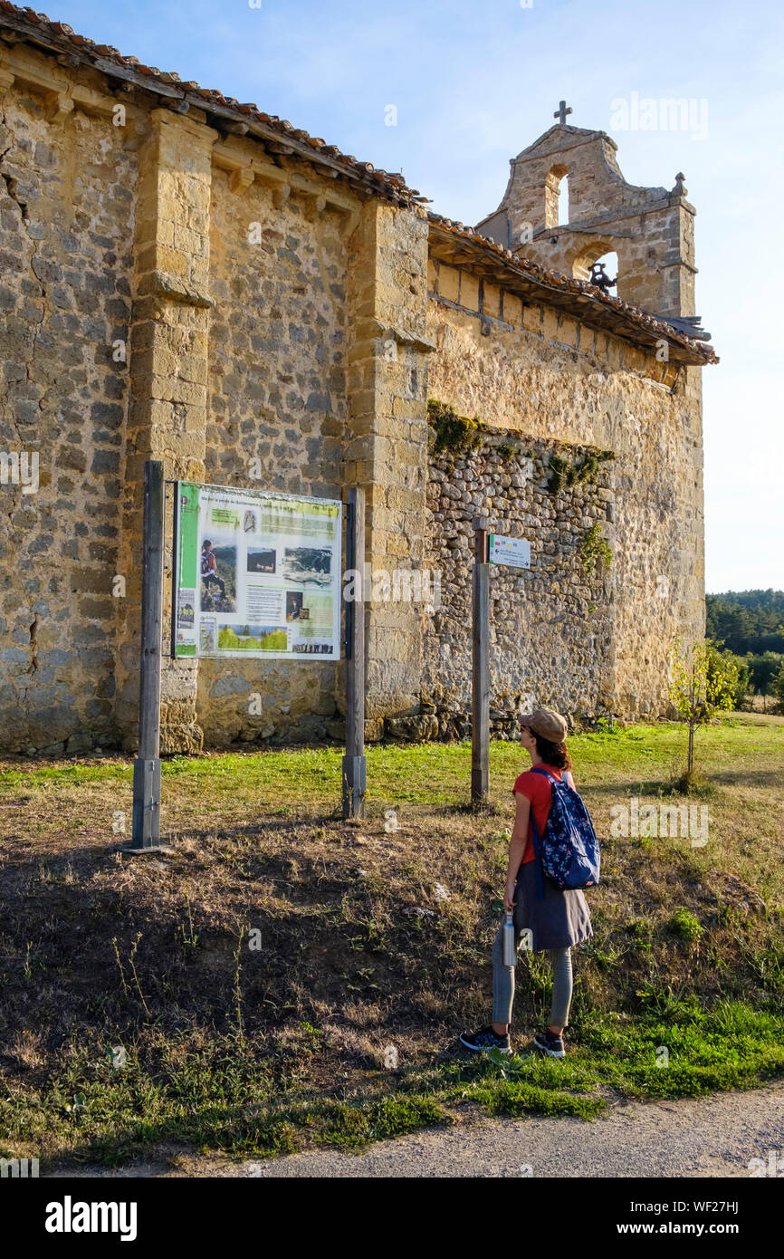 Weibliche Wanderer lesen der Fußweg Informationen Panel an Villanueva de los Montes, Parque Natural de los Montes Obarenes, Provinz Burgos, Spanien Stockfoto