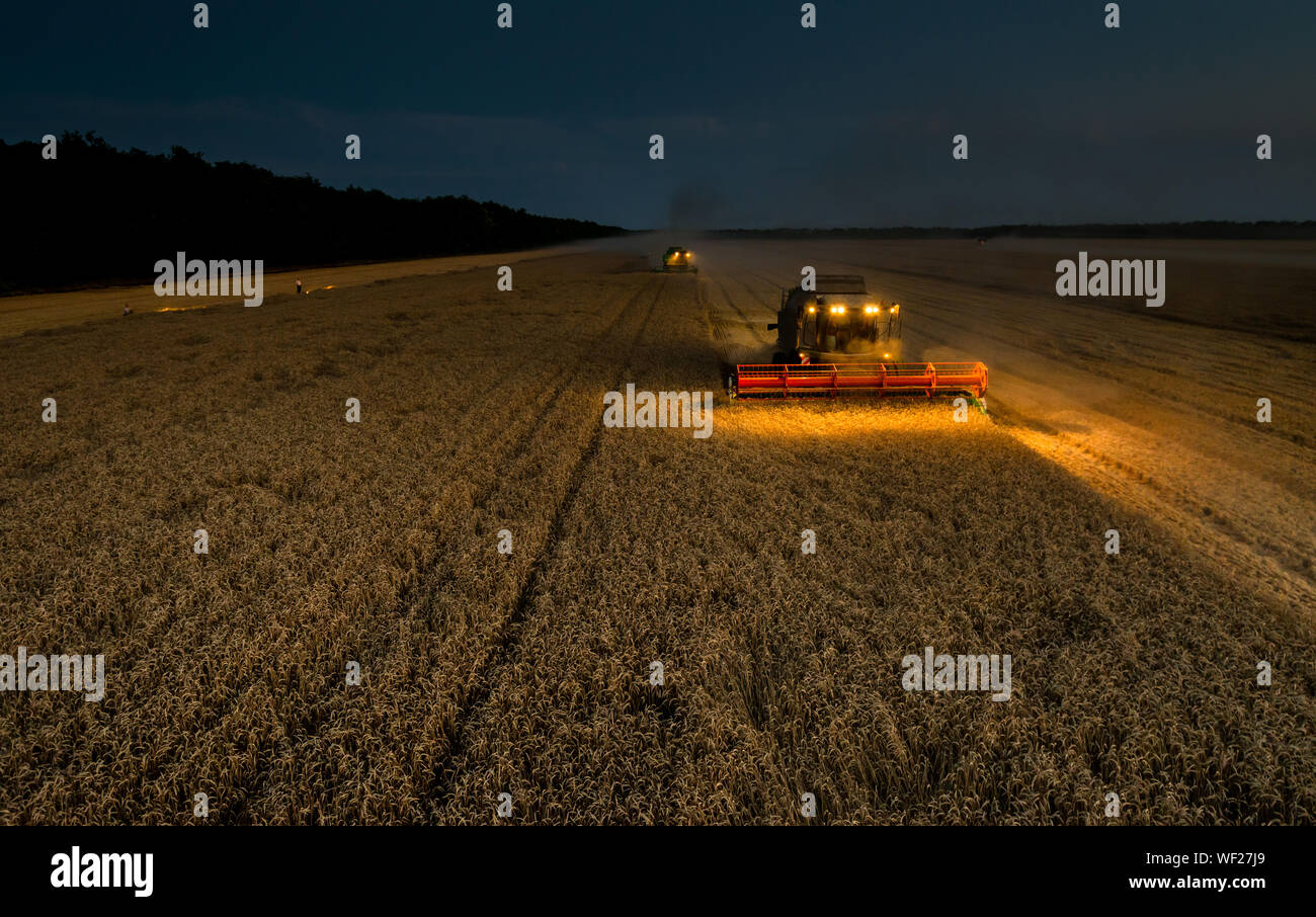 Harvester At Night Stockfotos Und Bilder Kaufen Alamy